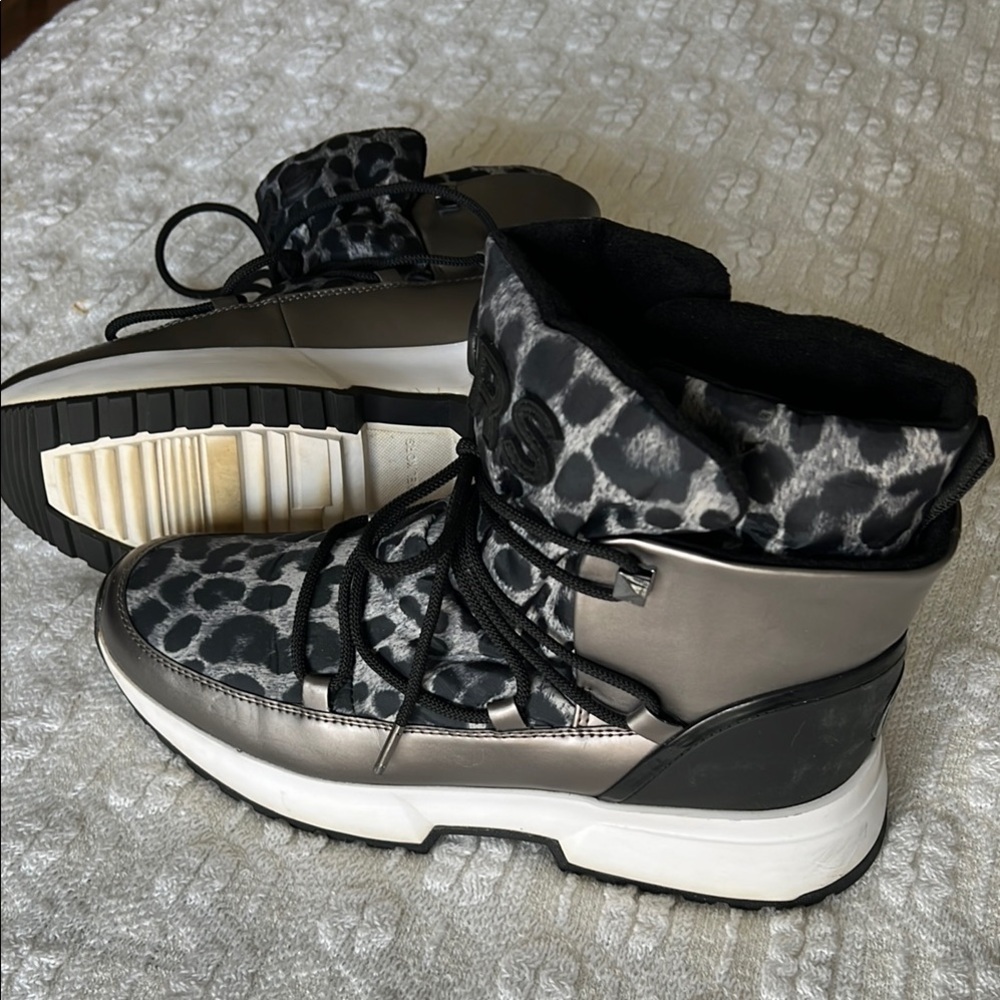 Stylish Women's Black and Gray Boots